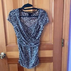 Moda International (Victoria’s Secret) v neck leopard cross cross s/s shirt